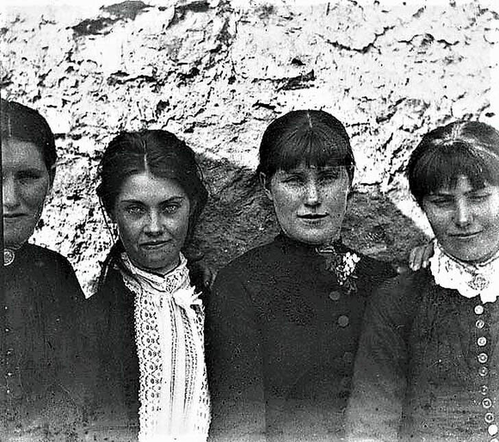 Female members of the O'Halloran family from Bodyke, Co. Clare. Photo taken June 1887 following an evicition.